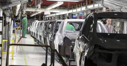 Una vista de la cadena de montaje de la factoría que General Motors España tiene en la localidad zaragozana de Figueruelas.
