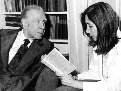 Jorge Luis Borges escucha a María Kodama leyéndole un libro.