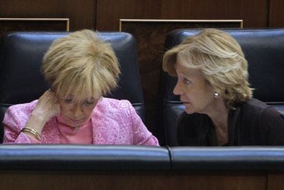 Las vicepresidentas primera y segunda del Gobierno, María Teresa Fernández de la Vega (izda) y Elena Salgado, ayer en el Congreso.