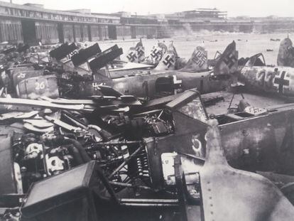 Aviones de combate nazis destruidos en el aeropuerto de Tempelhof en 1945.