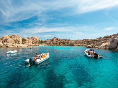 Botes turísticos en aguas del parque nacional del archipiélago de La Maddalena, en Cerdeña (Italia).