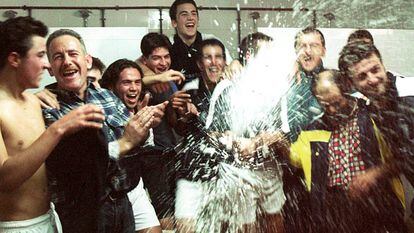 Los integrantes del equipo de fútbol de Vélez Rubio (Almería), celebran haber ganado el gordo en 2002.