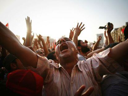 Un manifestante egipcio en la plaza de Tahrir durante una protesta ayer, en El Cairo.