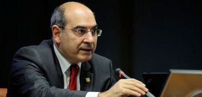 El consejero Jon Darpón durante la comisión de los presupuestos.