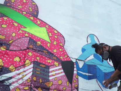 El artista urbano Spaik pinta un mural en Querétaro, México.