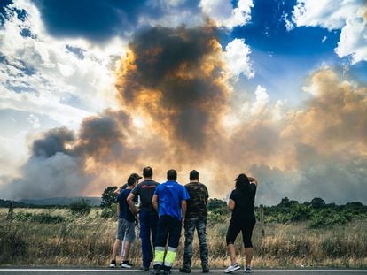 Agentes forestales y bomberos luchan contra el fuego que calcina la sierra y que se acerca a zonas habitadas como Junquera de Tera (Zamora).