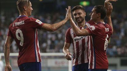 Torres y Siqueira felicitan a Koke por su gol