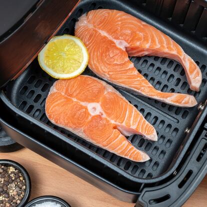Dos rodajas de salmón dentro de una freidora de aire.
