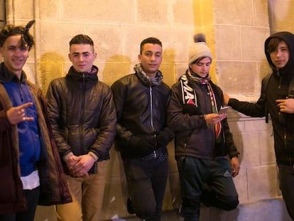 Un grupo de jóvenes marroquíes en la plaza del Arenal, en Jerez de la Frontera.