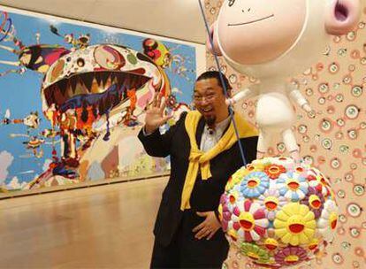 Murakami saluda en una de las salas que exponía en febrero su obra en el Guggenheim de Bilbao.