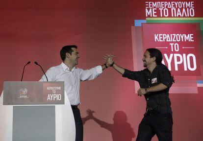 Tsipras i Iglesias se saluden al míting.
