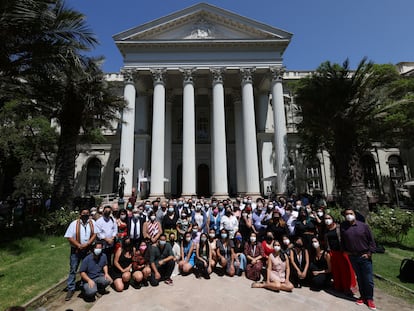 Los miembros de la Asamblea Constitucional chilena posan antes del inicio del primer debate formal de los artículos de la nueva Constitución, el 15 de febrero de 2022 en Santiago de Chile.