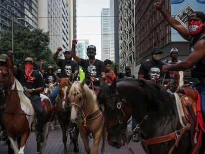 Manifestantes a caballo por las calles de Houston, Texas.
