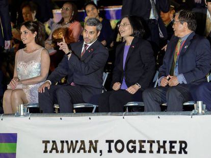  La presidenta de Taiwán, Tsai Ing-wen, y su homólogo paraguayo, Mario Abdo Benítez, asisten a un espectáculo de luces con motivo del Día Nacional de Taiwán en Taipei