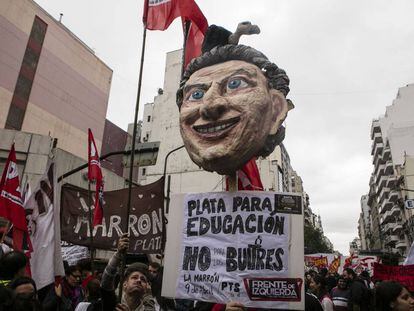 Marcha de docentes argentinos frente al Ministerio de Educación, el 4 de abril de 2016