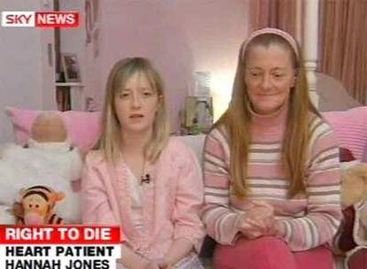 La niña de 13 años Hannah Jones y su madre, Kirsty Hannah Jones, en una grabación emitida ayer por la cadena británica Sky News.
