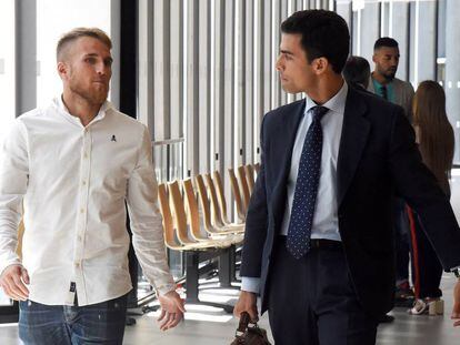 Samu Sáiz (izquierda), con su abogado, Juan Gonzalo Ospina, en el Palacio de Justicia de Huesca.