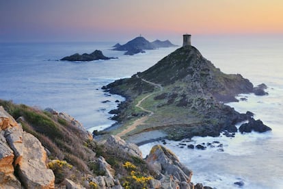 La isla francesa de Córcega es mediterránea por los cuatro costados. Y entre sus ciudades Ajaccio debe su fama a Napoleón Bonaparte, nacido aquí en 1769. La ciudad domina la bahía y vive de su puerto comercial y del turismo, con riadas de visitantes que invaden sus calles en verano. Con sus edificios en colores suaves y las terrazas de los cafés la ciudad más grande de Córcega recuerda a la Costa Azul. Además de la casa natal de Napoleón, destaca el Musée Fesch, la colección francesa de pintura italiana más grande fuera del Louvre. En el golfo de Ajaccio conviene pasear por los senderos que bordean el promontorio para conseguir la magnífica perspectiva de las cuatro Îles Sanguinaires (islas sanguinarias, en la foto), así llamadas por su peculiar roca rojiza.