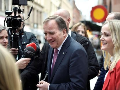 El primer ministro sueco, Stefan Löfven, habla con la prensa en Estocolmo antes de presentar su dimisión este miércoles.