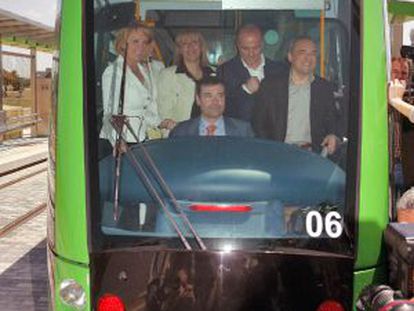 Esperanza Aguirre, Rafael Simancas, Miguel Sebastián y Tomás Gómez, durante la inauguración del tranvía en mayo de 2007.