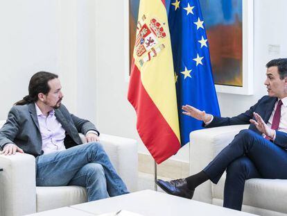 Pedro Sánchez y Pablo Iglesias en el palacio de La Moncloa, el pasado mayo. En vídeo, las valoraciones de Alberto Garzón a la propuesta de Unidas Podemos.