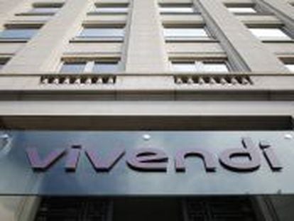 Logotipo de Vivendi en la fachada de su sede, en Par&iacute;s.