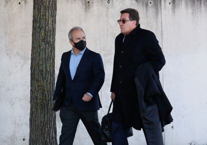 Arturo González Panero (left), former mayor of Boadilla del Monte, arrives at the trial this Tuesday.