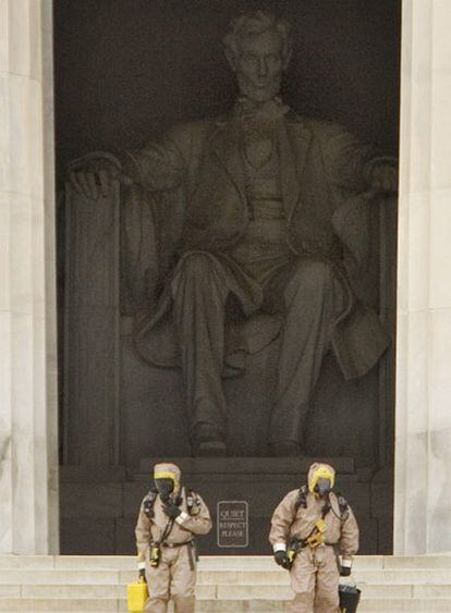 Personal especializado inspecciona el Lincoln Memorial en Washington tras una alerta por ántrax en 2006.