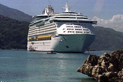 Crucero de Royal Caribbean fondeado en la playa de Labadee en 2000.