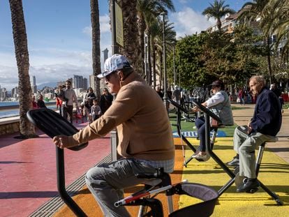 Personas haciendo ejercicio en la playa del poniente en Benidorm.