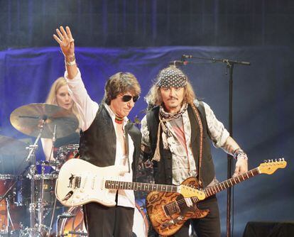 Johnny Depp (a la derecha), subido al escenario en un concierto junto a Jeff Beck, en Londres, esta semana.
