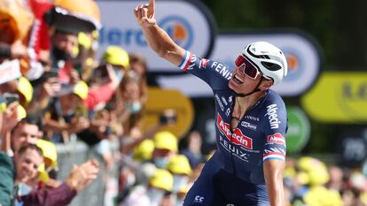 Van der Poel señala al cielo, a Poulidor, al ganar la etapa.