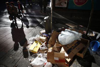 Basura acumulada, en la calle Bravo Murillo, por la huelga de limpieza que afecta desde hace ocho días a la capital, 12 de noviembre de 2013.