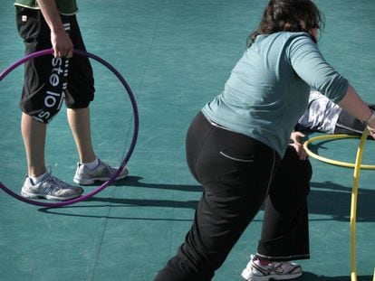 Niños con problemas de obesidad hacen ejercicio en un programa del Hospital General de Valencia. 