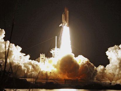 El 'Discovery' pone rumbo desde el Centro Espacial Kennedy (Florida) a la Estación Espacial Internacional.
