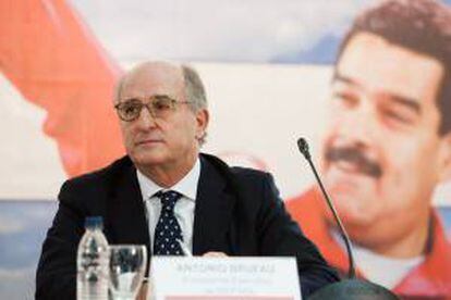 El presidente de Repsol, Antonio Brufau, habla este 14 de febrero de 2014 durante una rueda de prensa tras la firma de los convenios entre Repsol y PDVSA en Caracas (Venezuela).