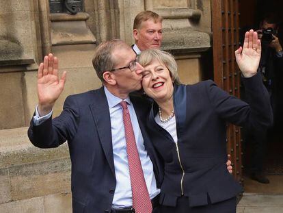 La ministra del Interior brit&aacute;nica, Theresa May, y su esposo, Philip John May, este lunes en londres.
