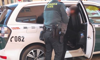 Traslado de uno de los dos hombres detenidos por agresión a una menor en Zamora, en una imagen difundida por la Guardia Civil.