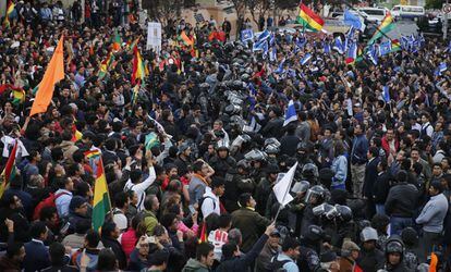 Las tensiones comenzaron el lunes 21 de octubre, un día después de las elecciones, ante la interrupción del sistema de conteo de votos. En la imagen, manifestantes a favor del Gobierno y la oposición se concentran en La Paz, separados por un cordón policial.