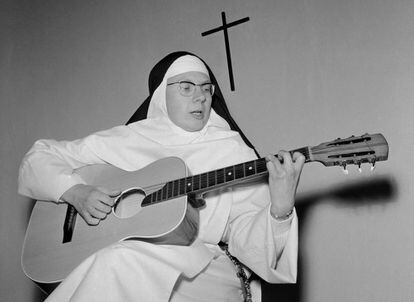 La monja Jeanne-Paule Marie Deckers, conocida como Sor Sonrisa, fotografiada en el convento en 1963. Es un caso absolutamente inusual de 'one hit wonder'.