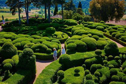 Diseñados para pasear, dominan desde sus altos acantilados de piedra caliza el valle de Dordoña, con la vista más bonita del Périgord. Los románticos y singulares jardines de Marqueyssac se encuentran orientados al sur, al abrigo de los vientos dominantes y aprovechando el calor que acumula el peñasco al menor rayo de sol, por lo son muy recomendables también en invierno. Sus 150.000 bojes centenarios podados a mano conforman una fantasía repleta de movimiento, entre formas redondeadas y algodonosas. Desde el Mirador de Dordoña, a 130 metros sobre el río, se extiende una vista excepcional sobre el conjunto del valle, sus castillos y algunos de los pueblos más bonitos de Francia, como Bergerac, famoso por su Cyrano. <a target="_blank" href="http://www.marqueyssac.com/">marqueyssac.com</a>