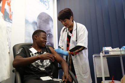 Un joven sudafricano se vacuna contra el VIH en el marco de un estudio científico en 2016.