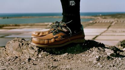 Nadie mejor que Prada para reivindicar el zapato náutico. La firma italiana, una habitual en el mundo de la vela, lo reformula con detalles en goma sin olvidar los pespuntes de rigor.