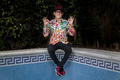 El humorista José Corbacho posa en la piscina de su casa en Cabrera de Mar, Maresme, Barcelona, esta semana.