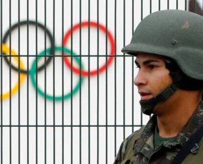 Un soldat a Rio de Janeiro.