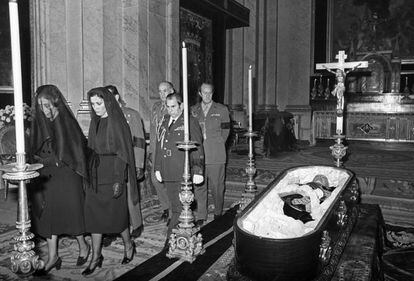 El féretro con los restos mortales de Franco durante uno de los funerales, en la iglesia de El Pardo, antes de ser trasladado al Palacio Real. A la izquierda su viuda, Carmen Polo, y su hija, la marquesa de Villaverde.