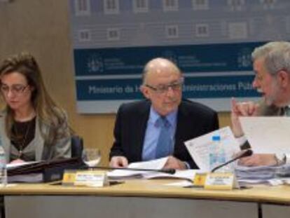 El ministro de Hacienda, Cristóbal Montoro, flanqueado por la secretaria de Estado de Presupuestos, Marta Fernández Currás, y el secretario de Administraciones Públicas, Antonio Beteta.