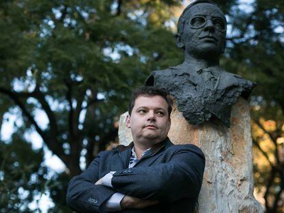 Francisco Flores junto al busto de Blas Infante en el parque de la Guineueta.