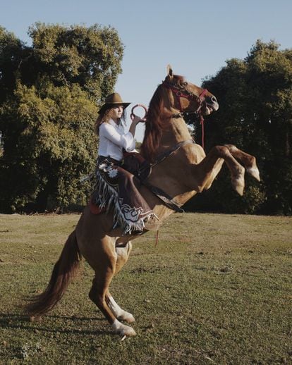 Rebeca Letícia Vetuche monta a caballo. <i>“Es muy gratificante mantener la tradición vaquera como mujer”</i>, insiste. <br><br>Más allá del idilio playero de Ipanema, la locura del fútbol, el carnaval o la violencia de las favelas, existe otro Brasil con el que se identifican muchos brasileños: la vida vaquera, el universo cowboy. Es un mundo que gira en torno a la economía rural que impulsa el país —la ganadería, la siembra de soja, la cosecha de caña de azúcar— y que se refleja también en la música sertaneja, a cargo de auténticas estrellas. La fascinación campestre abarca vastas extensiones del interior brasileño. Y una de las principales citas de esta cultura es, durante la última semana de agosto, una gran fiesta que se celebra en el pueblo de Barretos, un municipio del Estado de São Paulo, en el sudeste de Brasil.<br>