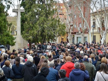 Minuto de silencio convocado este domingo por los vecinos de Campanar, el barrio donde se produjo el incendio en Valencia.